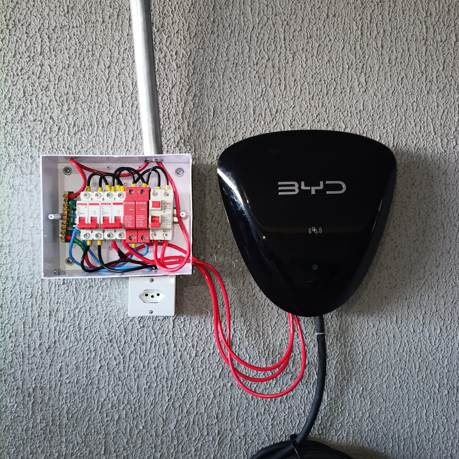 Carro BYD sendo carregado com carregador wall box