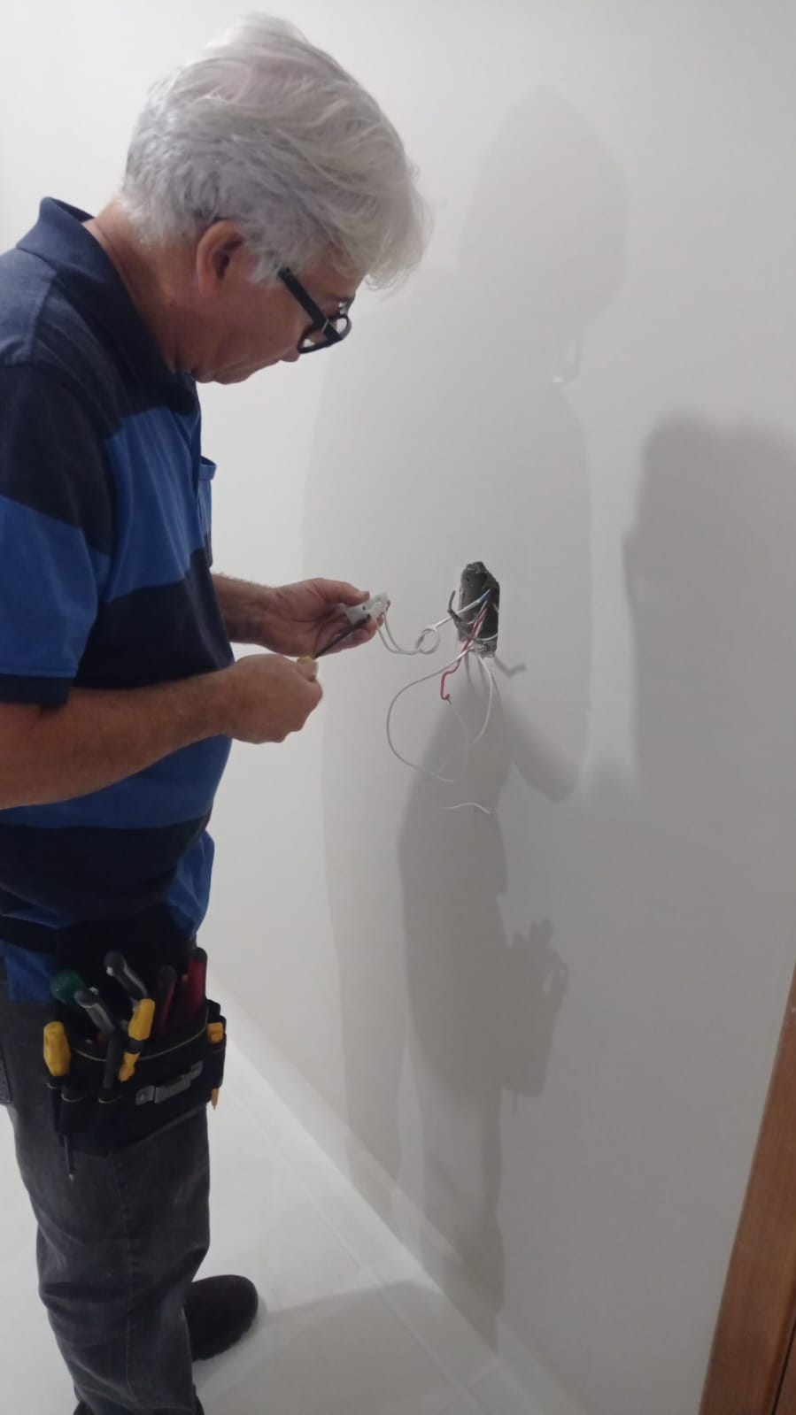 Edimar instalando ponto elétrico com precisão