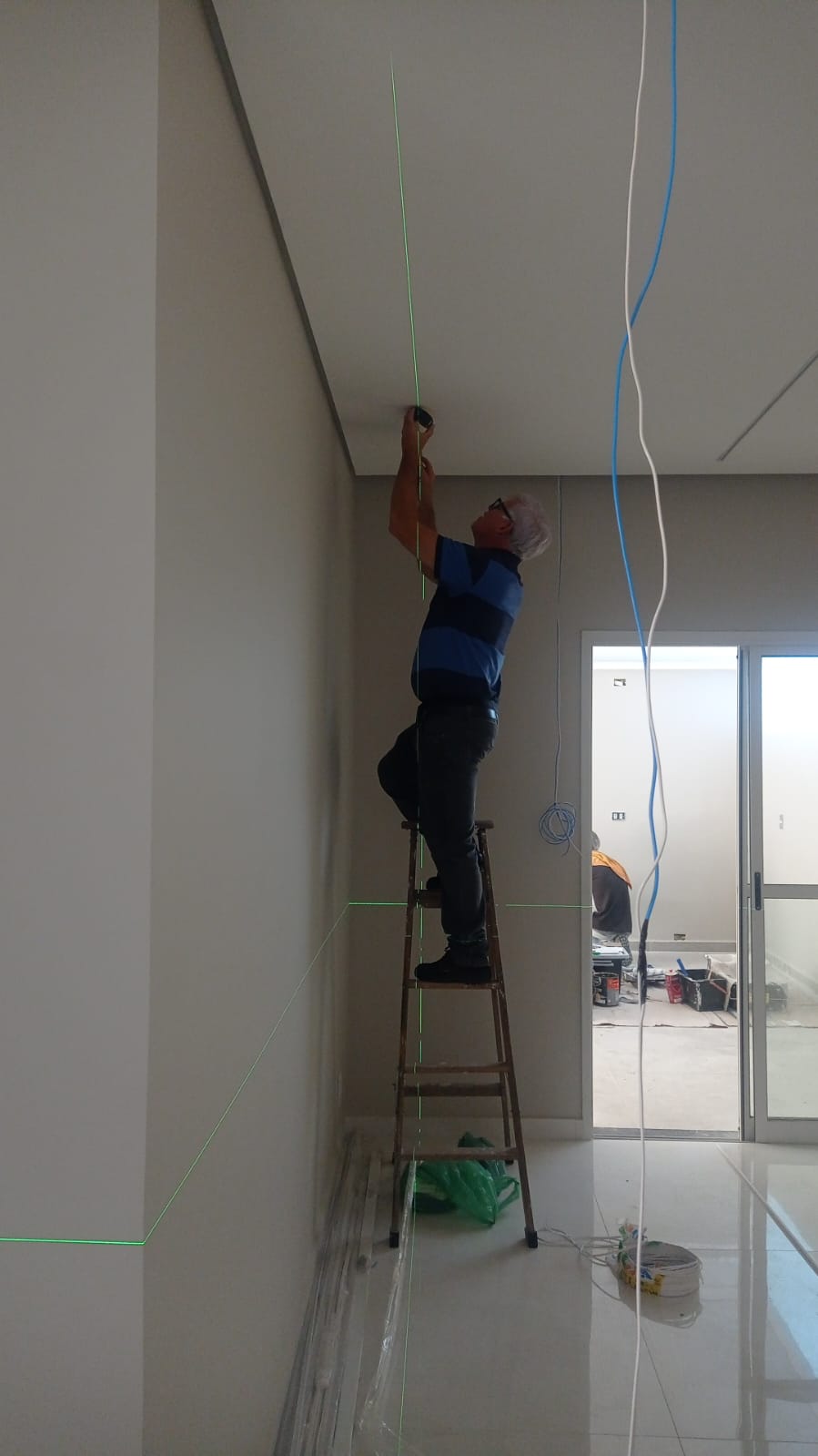 Edimar eletricista trabalhando em escada com equipamentos profissionais