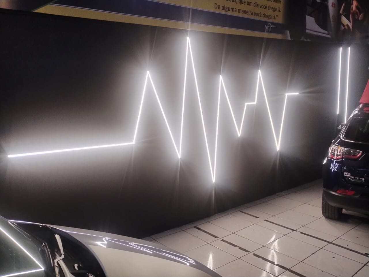 LED linear embutido no teto residencial