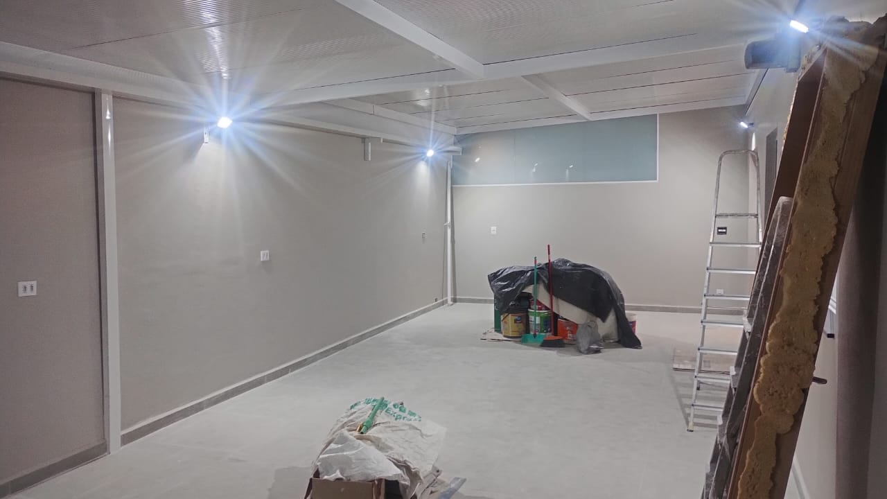 Fiação e eletrodutos no teto